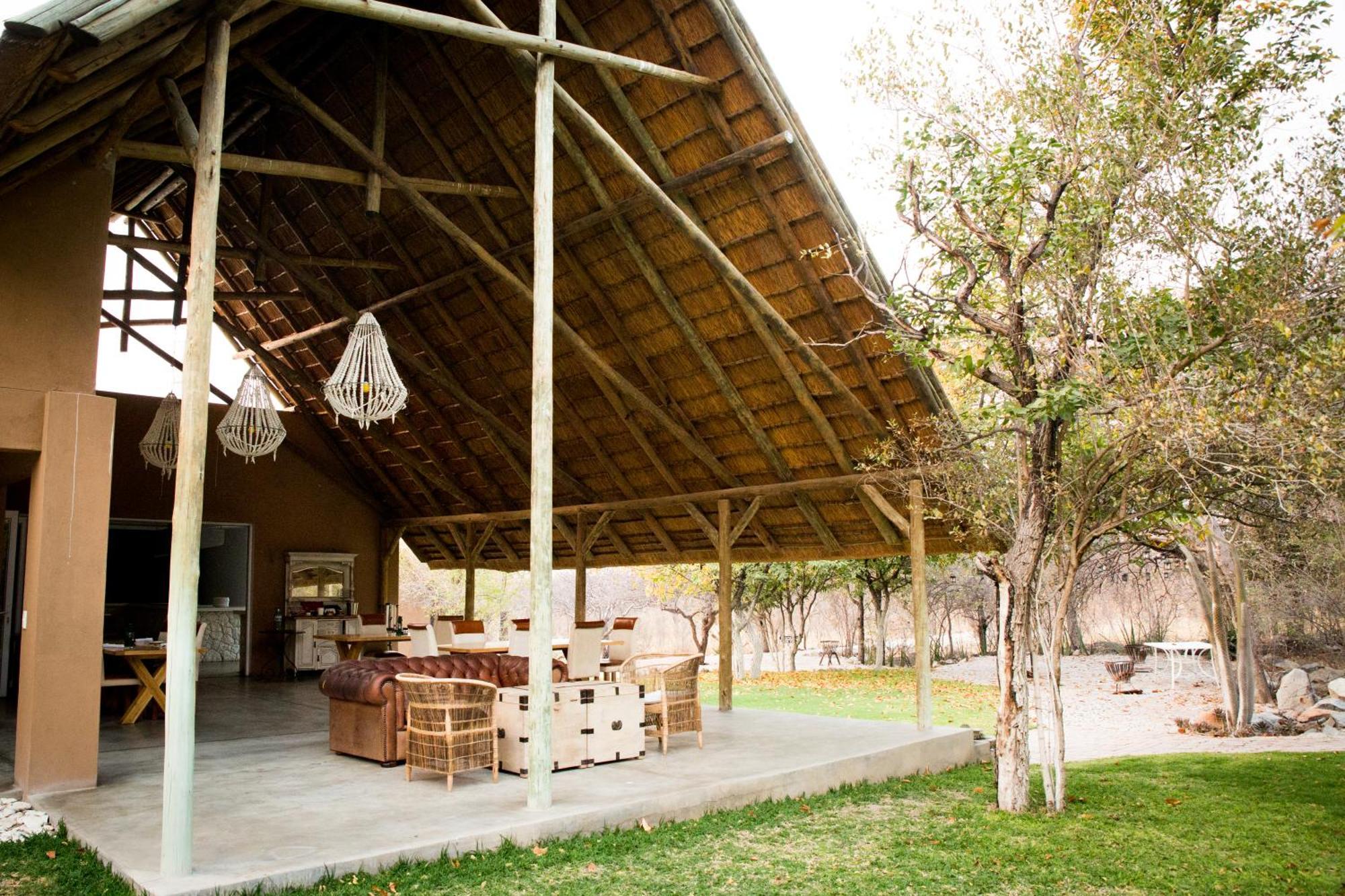 Toshari Lodge Okaukuejo Exterior foto